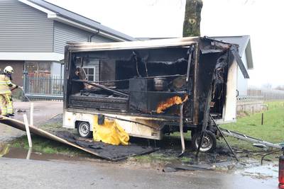 Snackwagen brandt uit, brandweer stelt gasflessen veilig..