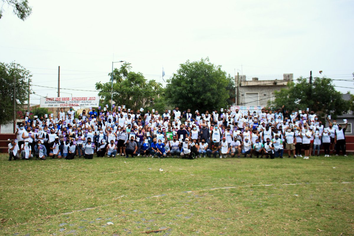 Hoy iniciamos la campaña solidaria más grande de la historia con miles de voluntarixs recorriendo los barrios de todo el país. En #Lanús, a pesar de la lluvia, estuvimos en la Plaza Giardino de Villa Diamante junto a cientos de compañerxs.

#SolidaridadEnAccion