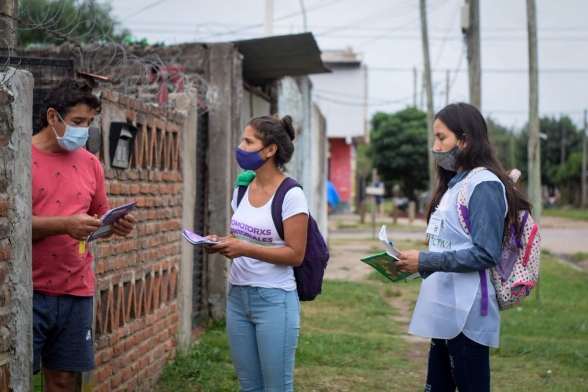 #BuenSabado para poner la #SolidaridadEnAcción 

Aunque llueve, la organización comunitaria sale a las calles con información clara, para reforzar los cuidados contra el Covid-19. 

Cuidarnos a todas y todos es nuestra responsabilidad. 
Es nuestro orgullo.