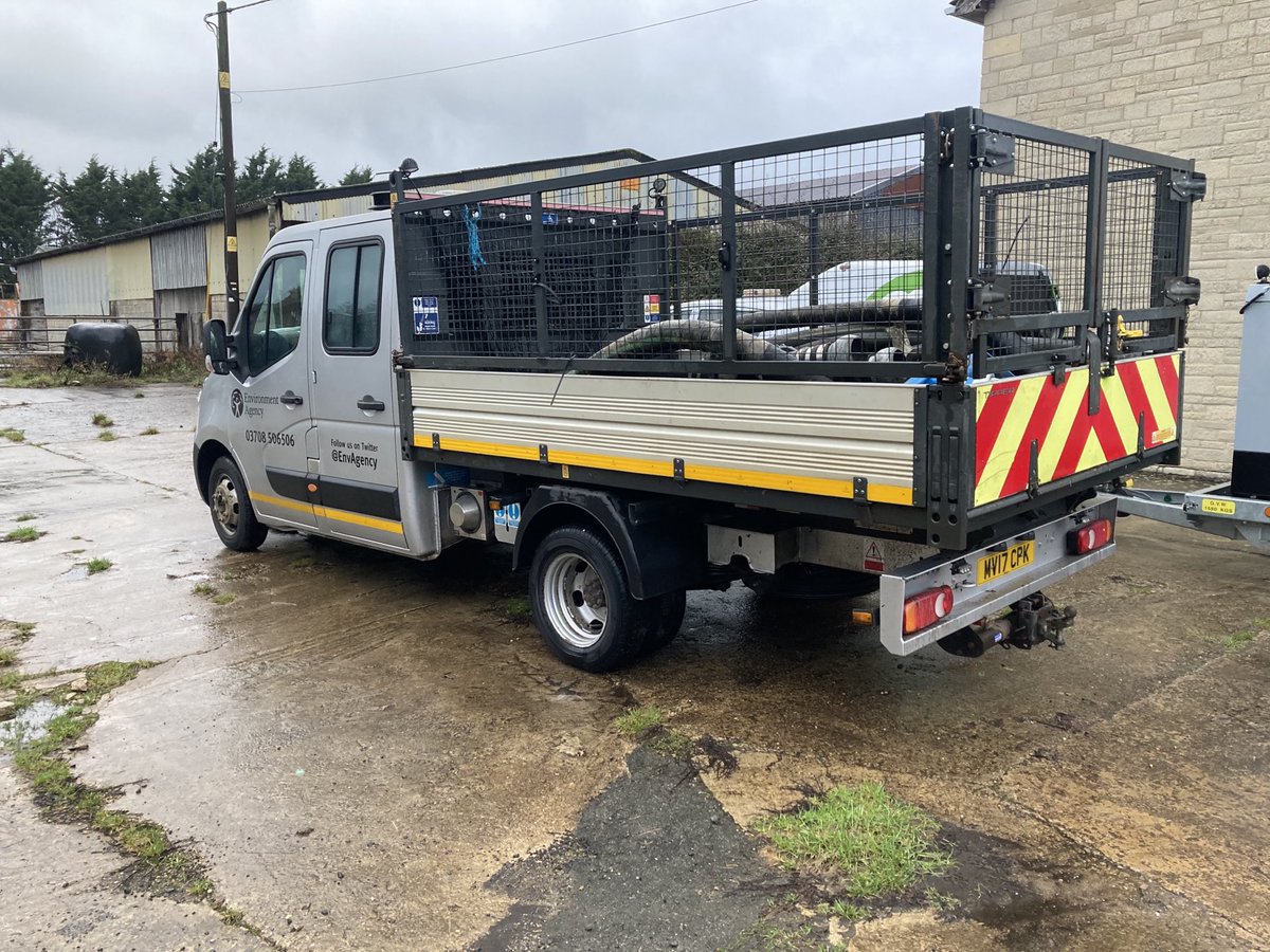First pump and pipes arrived at #South Hinksey  ready to commence the deployment of the temporary defence barriers ,#protecting homes #TeamEA.⁦<a href="/MarkHill03/">Mark Hill</a>⁩ ⁦<a href="/EnvAgencySE/">Environment AgencySE</a>⁩ ⁦<a href="/Jennifer_Hil1/">Jen H</a>⁩ ⁦<a href="/wifo_ea/">Women in Field Operations EA</a>⁩ ⁦@johncurtinEA⁩ ⁦@sarahchareEA⁩