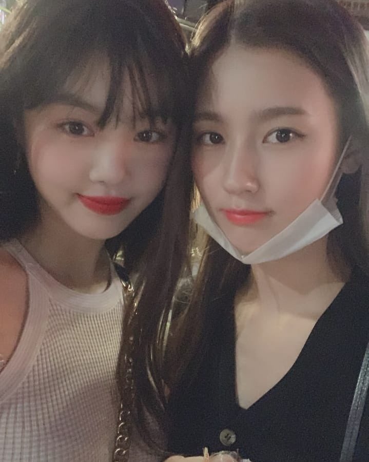 lettermysj's tweet photo. 함께 걷는다는 건 어깨를 부딪치는 일일까

내 이름의 의미와 꽃말을 베껴 적으며

여름 꿈속에서
나를 닮은 아이와 나란히 걷고 있었다

I 양안다, 동행 https://t.co/WdNo0DExO5