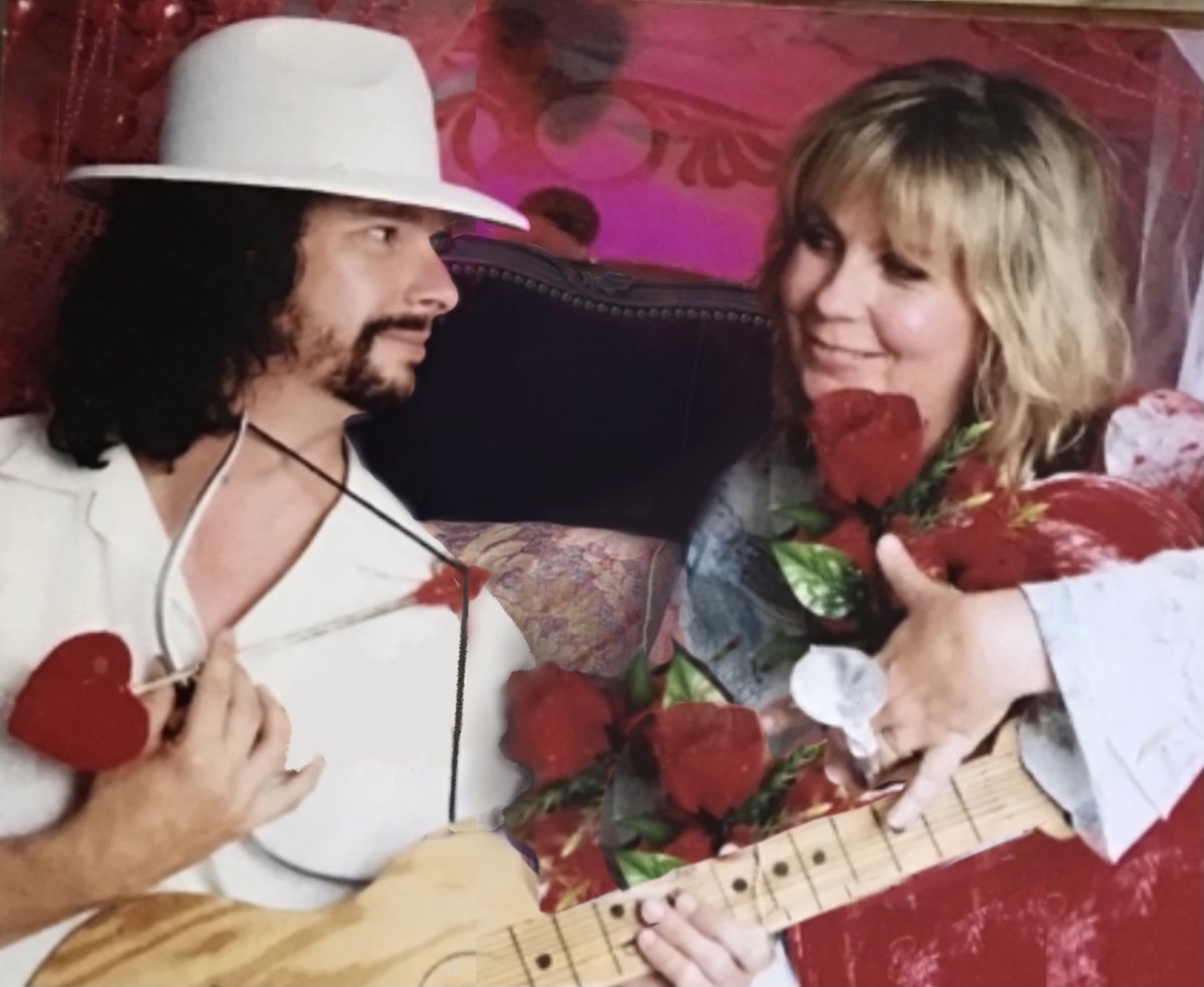 terrydresbach2's tweet image. HA! Found this.
We were newly engaged. A photo booth at a friends wedding.