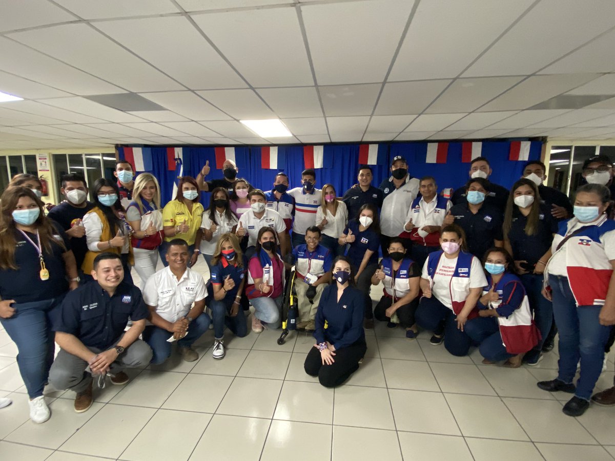 karlabmoncada's tweet photo. Caravana JRN
Orgullosa de cada uno de ustedes, gracias por este compromiso de construir un mejor El Salvador.
Orgullosa de mis colores y honrada de representar este sector.

PXLP 🔵⚪️🔴
#ElSalvadorNosUne #ElTurismoNosHaceGrandes 
#VotaCasilla6 https://t.co/ZFOf7VvJjU