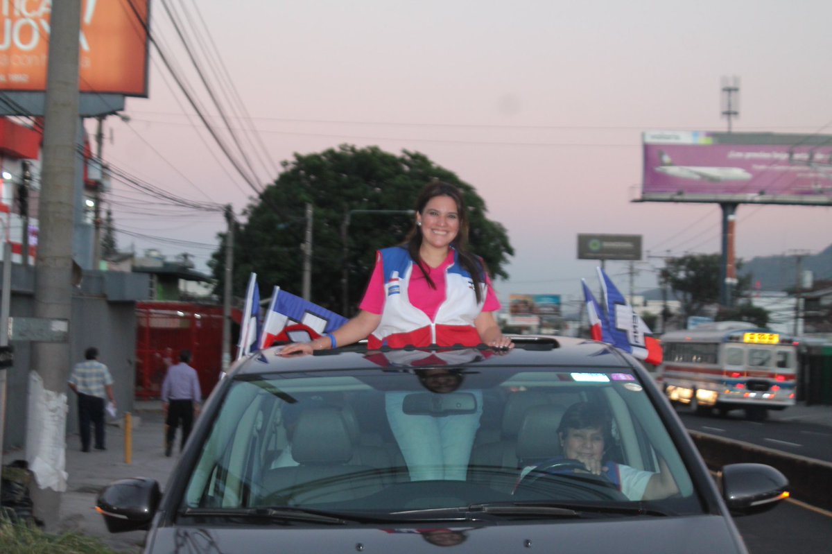 karlabmoncada's tweet photo. Caravana JRN
Orgullosa de cada uno de ustedes, gracias por este compromiso de construir un mejor El Salvador.
Orgullosa de mis colores y honrada de representar este sector.

PXLP 🔵⚪️🔴
#ElSalvadorNosUne #ElTurismoNosHaceGrandes 
#VotaCasilla6 https://t.co/ZFOf7VvJjU