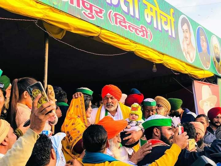 माथे मेल्यो हाथ बाबा बाजेगी ताली ||
 गरजी गाजीपुर बॉर्डर प पीली लूगड़ी वाली ||
जोहार  सा ||
<a href="/Rajeshwari_Mina/">Rajeshwari Meena</a> 

#किसान_एकता_जिंदाबाद 
#किसान_एकता_जिंदाबाद 
#किसान_एकता_जिंदाबाद