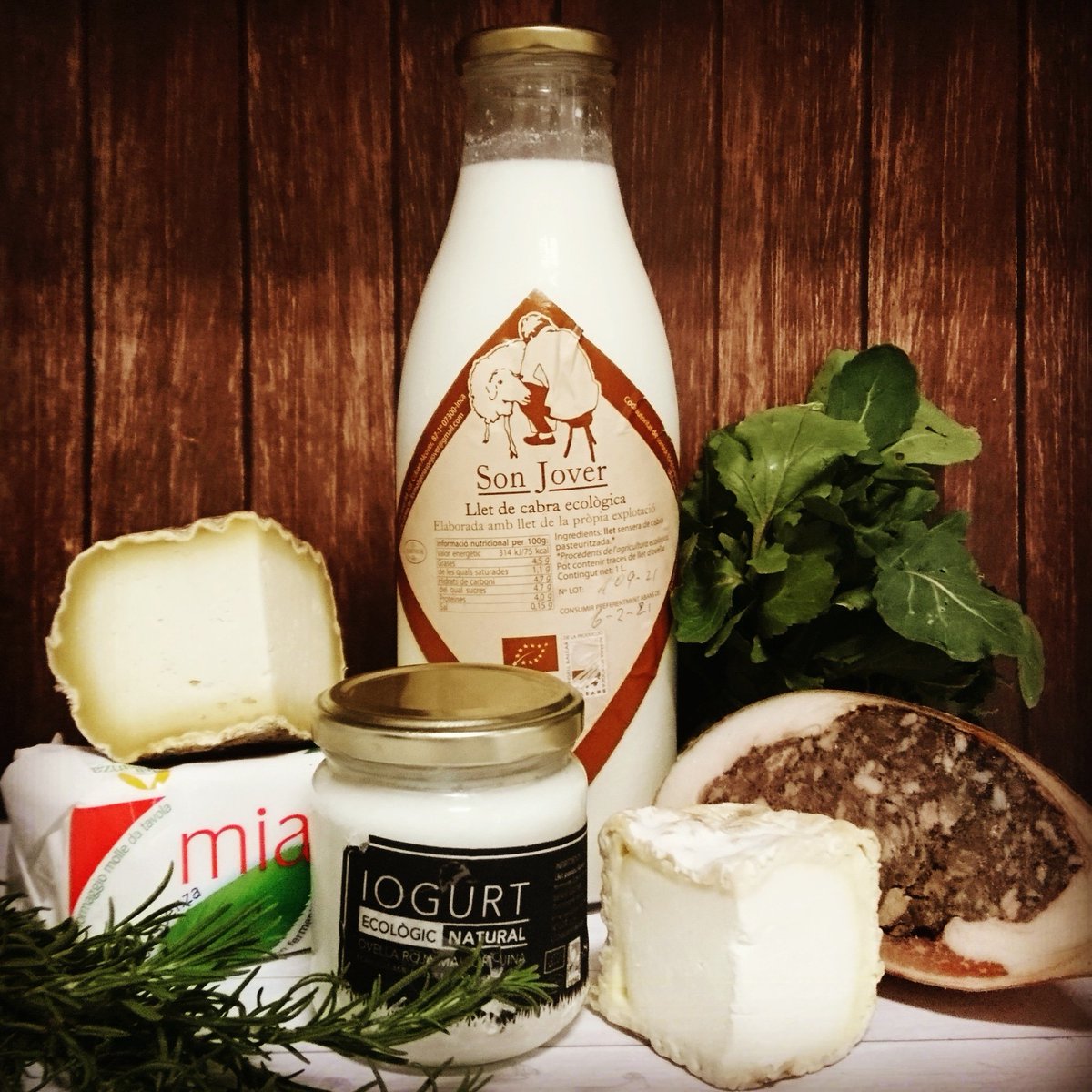 dionisianos's tweet photo. Compras de kilómetro 0: leche fresca de cabra, yogur, queso tou y semi de oveja roja, queso crescenza, camaiot y rúcula
#lechedecabra #quesofresco #crescenza #quesodeoveja #yogurtdeoveja #camaiot #camaiotmallorqui #tastamallorca #productolocal #productoskm0 #productemallorquí https://t.co/pUVqUmOqxR