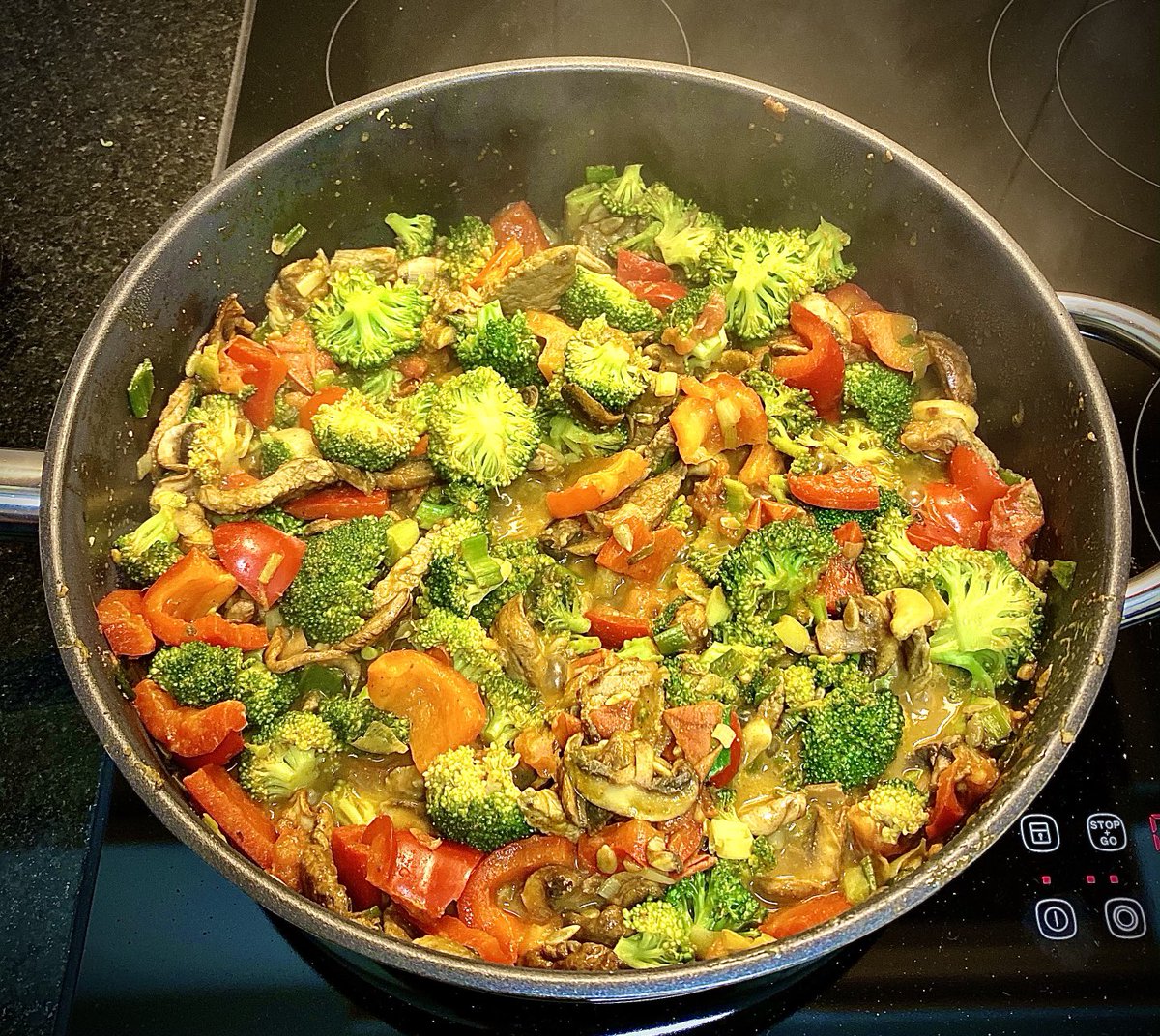 steschny's tweet photo. Es wird nicht nur gebacken im Hause #ClaSte. Auch lecker kochen 🧑🍳 können wir. #KochenmitClaSte #RindfleischCurry #FoodPorn #lecker #enguete @claudia_aloi https://t.co/3YwB1noNgi