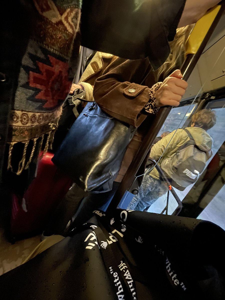 Dus om een of andere reden moeten alle mensen van de trein in station Trois Ponts afstappen en verder reizen naar Luik in 1?!?! kleine bus. (Zie foto) Maar hey, studenten krijgen alleen maar corona door naar de campus te gaan, toch? SCHAAM U <a href="/NMBS/">NMBS</a> <a href="/LydiaPeeters/">Lydia Peeters</a>