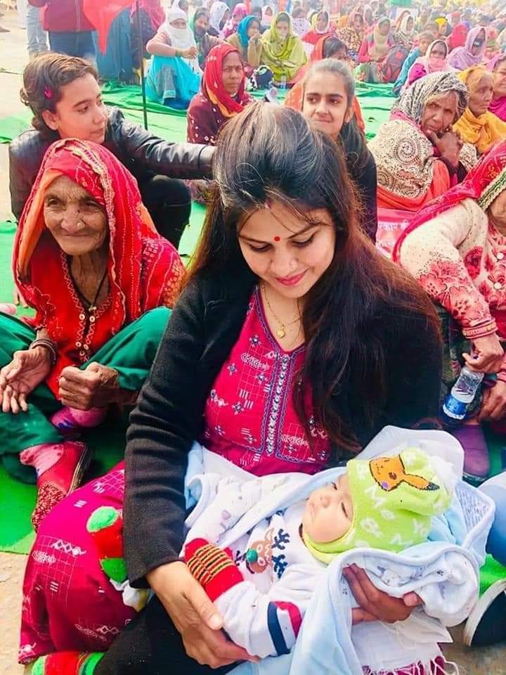 SureshC62650124's tweet photo. 🙏आज के दिन की सबसे बेहतरीन खूबसूरत तस्वीरें ❤️❤️❤️
  जो दिल को छू गई
सैल्यूट दोनों मीणा समाज की नारी शक्ति को 🙏🙏🌹
#Rajeshwari Meena ji
#Vimla Meena ji

#जय_जवान_जय_किसान #किसान_एकता_जिंदाबाद https://t.co/Vzu81eZF4A
