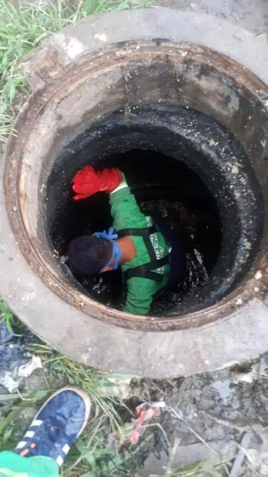 Mauriciocanosa's tweet photo. Boca de registro en Mariano Acosta, nuestros trabajadores dejando todo para que se pueda vivir mejor pero se ve qué hay gente que no entiende nada, si observan lo que se saco de basura es inexplicable. https://t.co/UTk0NDnoFw