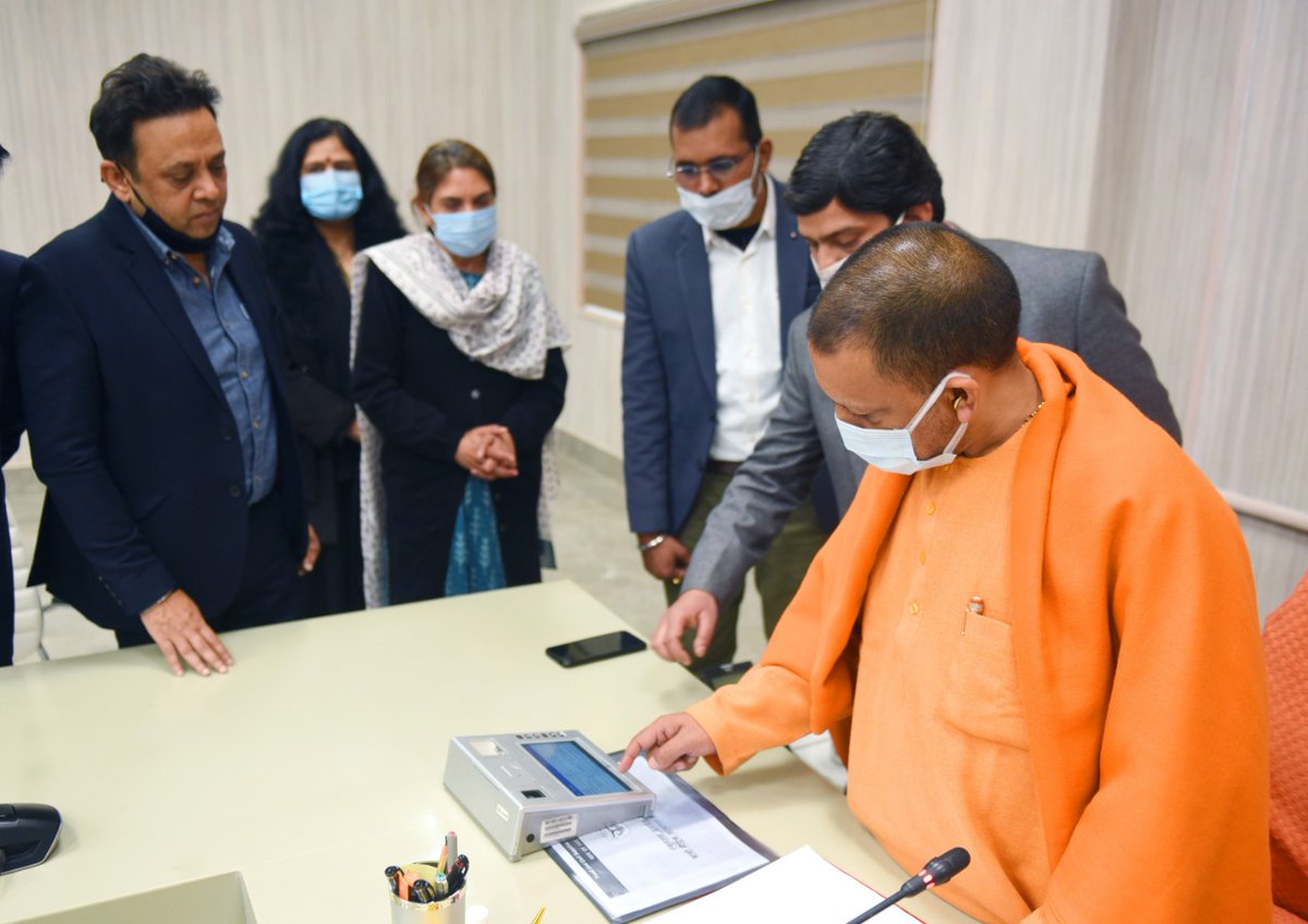 CMOfficeUP's tweet photo. #UPCM श्री @myogiadityanath जी ने अपने सरकारी आवास पर MSP योजना के तहत बायोमीट्रिक सत्यापन द्वारा गेहूं व धान खरीद हेतु 'ई-पॉप' मशीन की कार्यप्रणाली और व्यवस्था के सम्बन्ध में प्रस्तुतीकरण का अवलोकन किया। इस अवसर पर मुख्यमंत्री जी ने अधिकारियों को आवश्यक दिशा-निर्देश दिए। https://t.co/UTJEd84kne