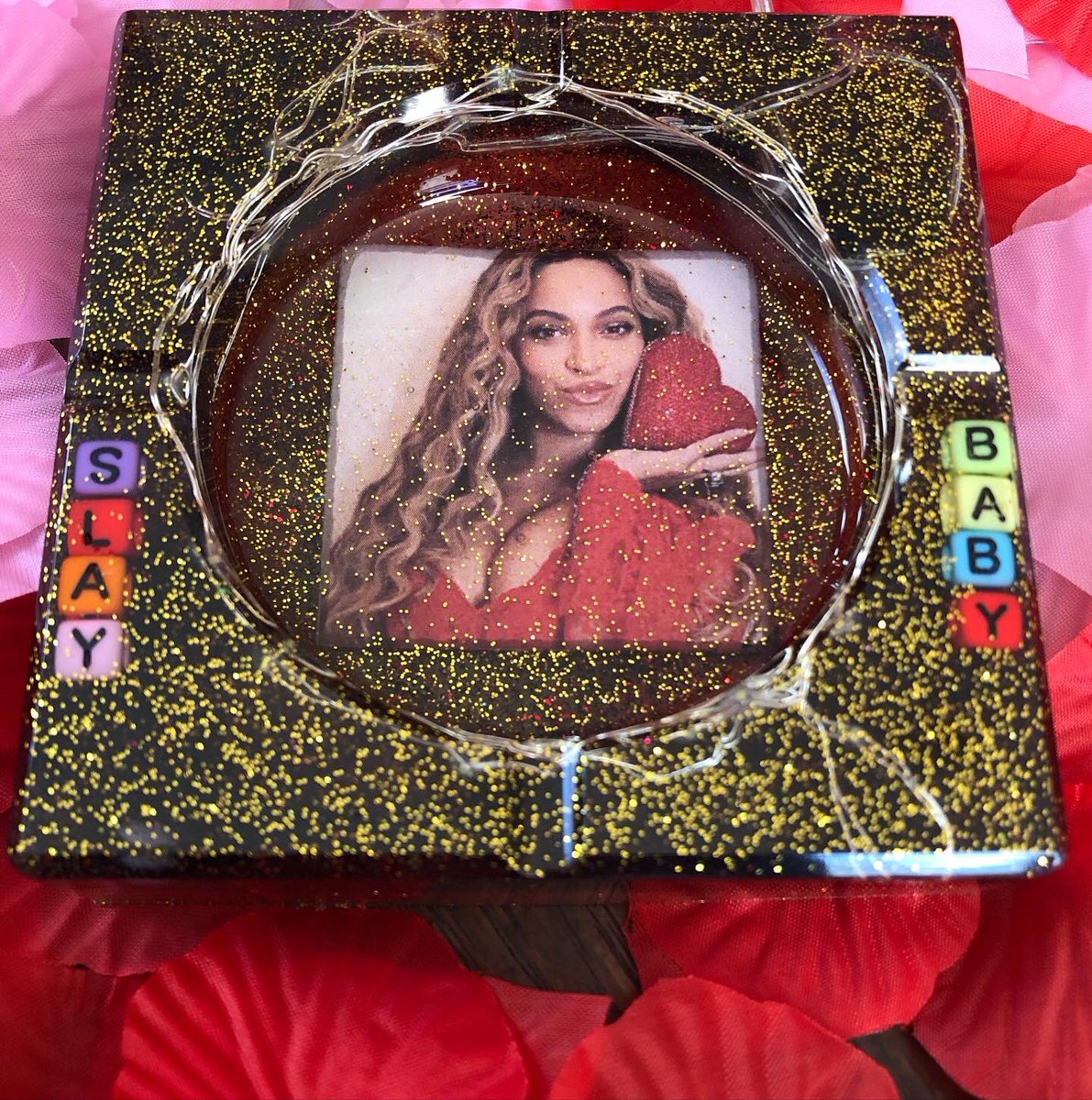 QoaTdesigns's tweet photo. Slay, Baby. 🐝❤️ 
#follow #vday #beyonce #slay #love #cute #ashtray #resinart #resin 

QOATdesigns VDay Collection💕 will be available tomorrow!!!!! 01.31.21 https://t.co/MvecvoQ3Cp