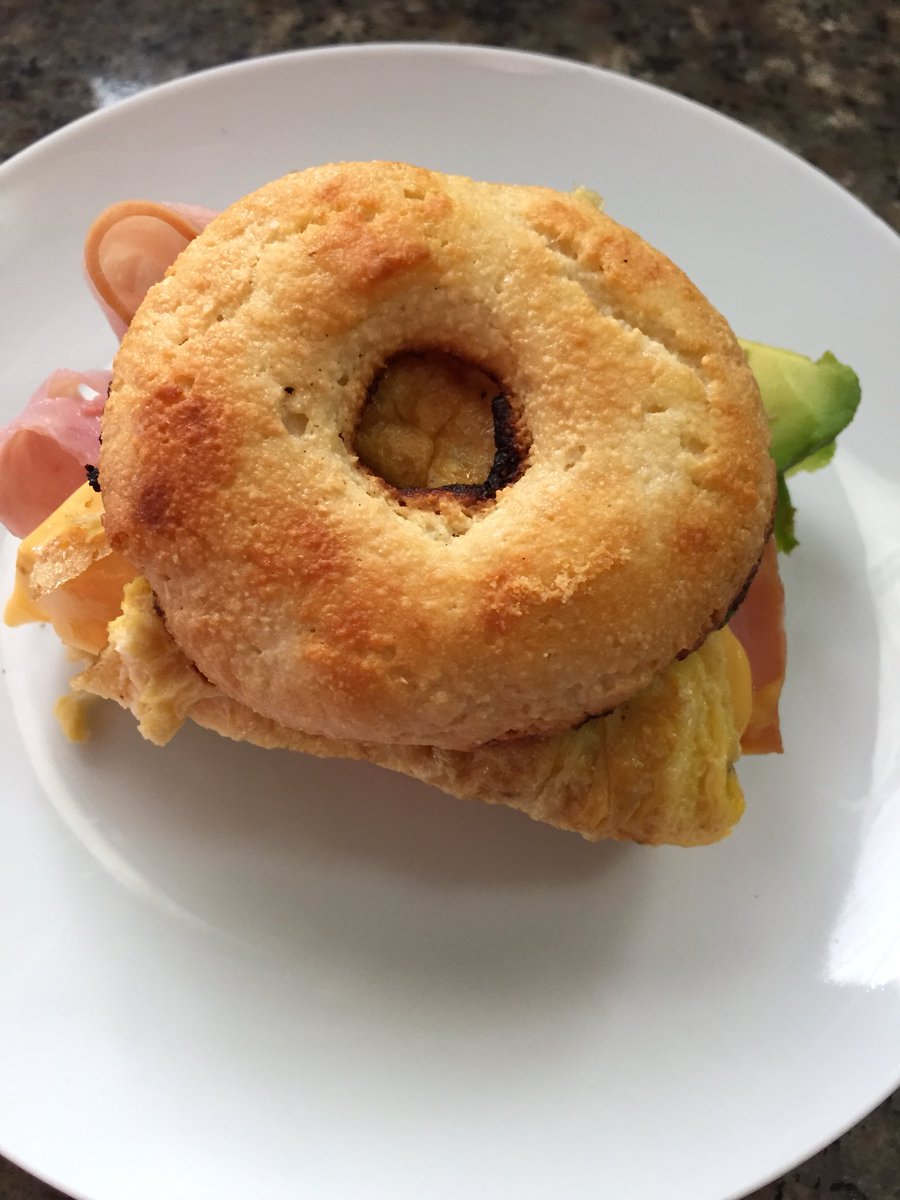 bcsarmiento's tweet photo. Cuando un amigo te entrega una de sus creaciones, que seguro ha hecho con mucho amor.. y te dice... rellena como quieras y dame tu opinión de sabor... tu debes ser obediente y hacer brillar lo que se te entregó 😜.  Gracias @AAsvat #AsvatBakery #lowcarbbagel #simpledelicious ♥️💐 https://t.co/ufOSGUbGvS