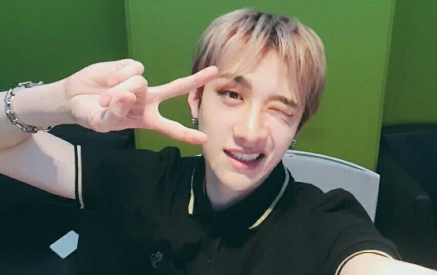 chanin_skz's tweet photo. Chan recordó darnos un abrazo 🐺♥
#방찬
#BangChan
#찬이의방91
#ChansRoom
#AussieHome
#ChanOurSafePlace
#ChansRoomEp91🐺
#ThankYouBangChan
@Stray_Kids #StrayKids #스트레이키즈 https://t.co/7OcrWrxZGN
