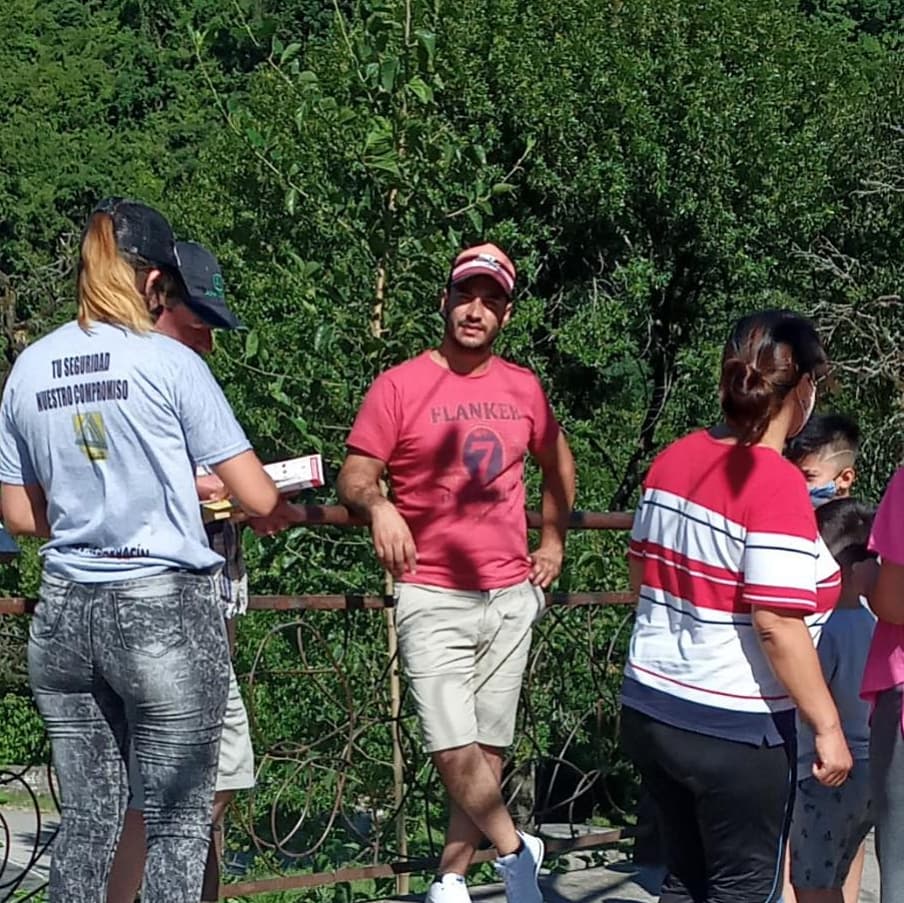 OpConciencia's tweet photo. ⚠️ Seguimos con la campaña de #SeguridadVial en donde se entregan folletos informativos sobre Educación Vial con el objetivo de informar a los turistas el correcto uso de la vía pública, una #conducción segura y eficaz para la prevención de accidentes de #tránsito https://t.co/7X7ppFlRyK
