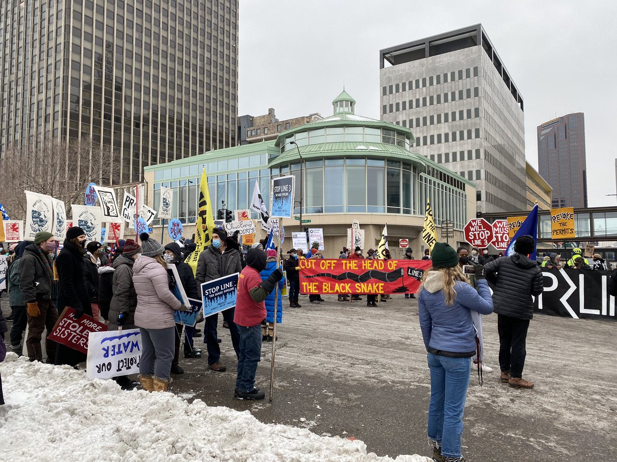 : No more oil, keep it in the soil.Last night, hundreds of Minnesotans gathered to call on  @POTUS  @JoeBiden and  @VP  @KamalaHarris to continue to be climate champions by revoking federal permits for  #Line3. @GiniwCollective  @HonorTheEarth  @MN_350  @MNIPL  @SierraClubMN /1