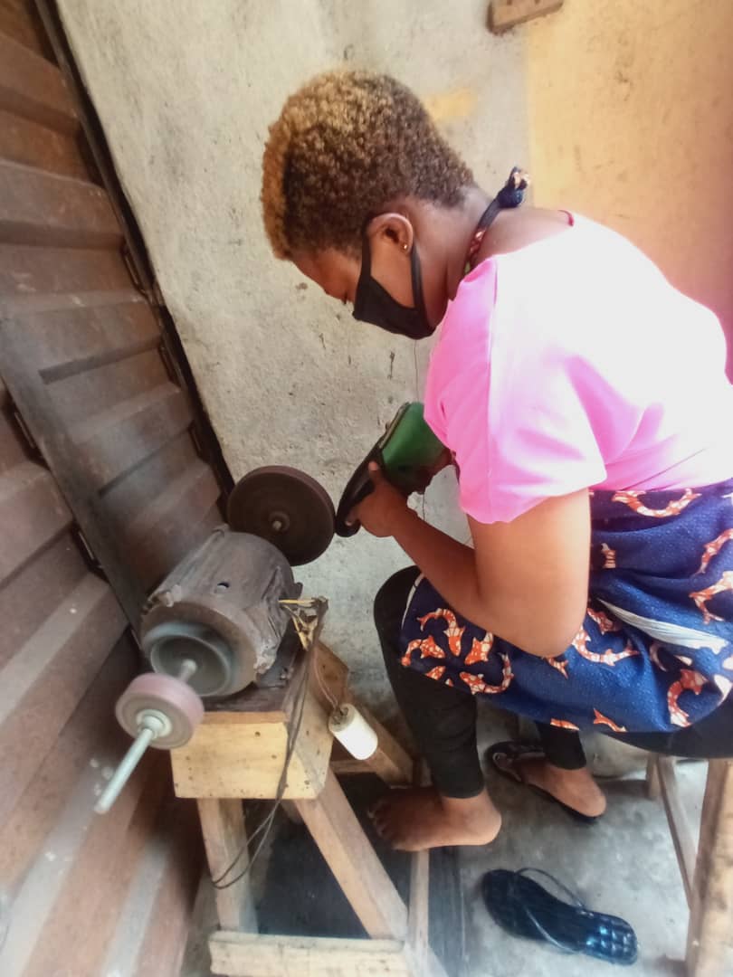 IgboHistoFacts's tweet photo. Meet, Chidimma Prosper Erem (@prospererem), a shoemaker based in Aba. She's the creative director at Proach Shoes Limited, Aba.
They produce quality handmade shoes for men, school shoes, military boots, belt, etc.

Let's Retweet in Support, her customer might be on your timeline. https://t.co/harO1aOFyI
