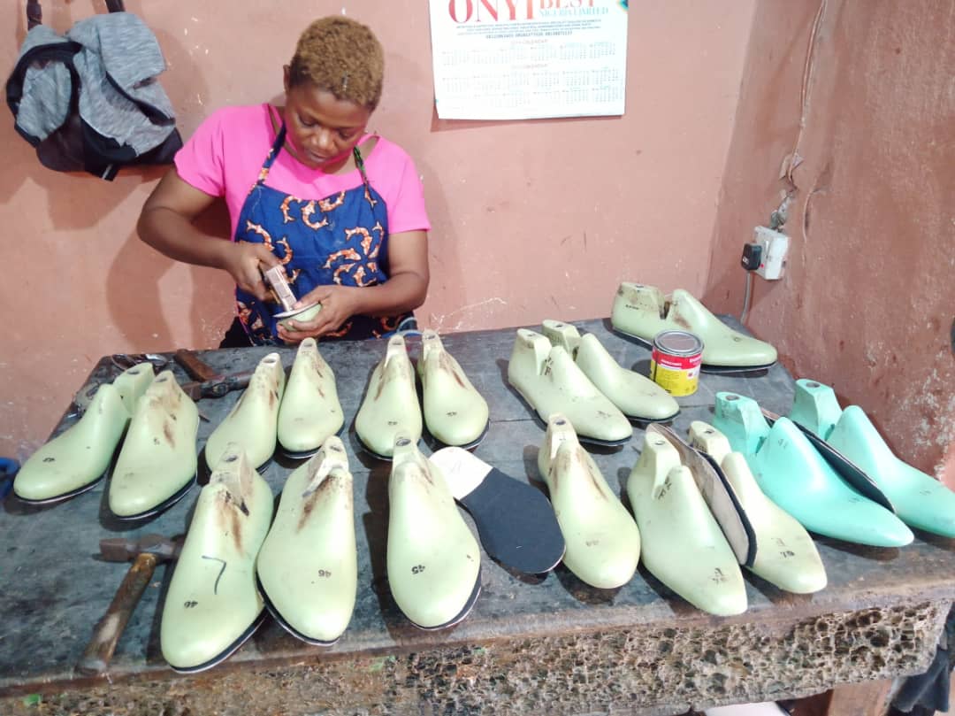 IgboHistoFacts's tweet photo. Meet, Chidimma Prosper Erem (@prospererem), a shoemaker based in Aba. She's the creative director at Proach Shoes Limited, Aba.
They produce quality handmade shoes for men, school shoes, military boots, belt, etc.

Let's Retweet in Support, her customer might be on your timeline. https://t.co/harO1aOFyI