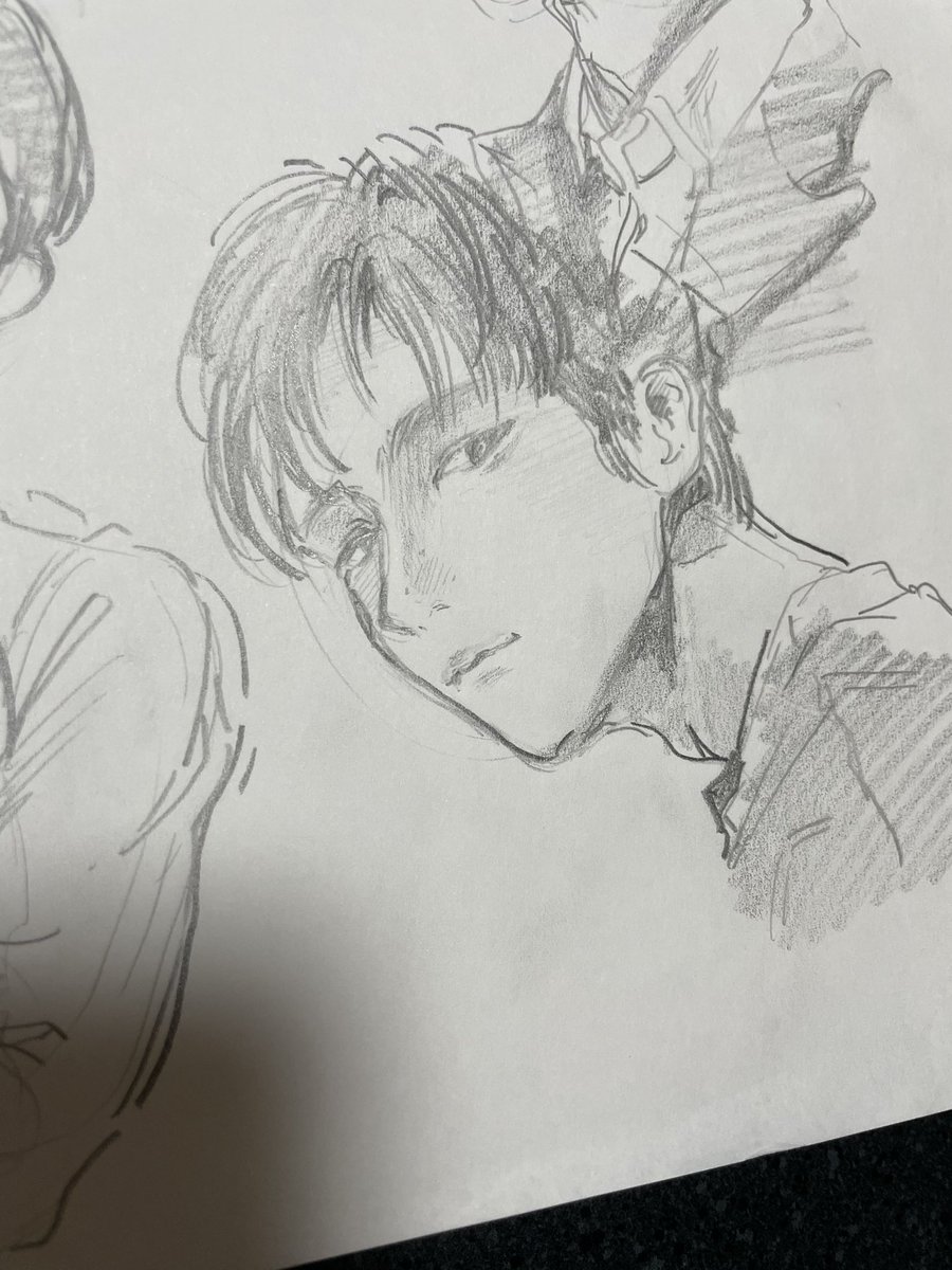お絵描き練習で最近始めた推し俳優のスケッチ…4日目だけどちょっと要領を得た気がするから見てほしいな…🥺
同じ写真を見てます 