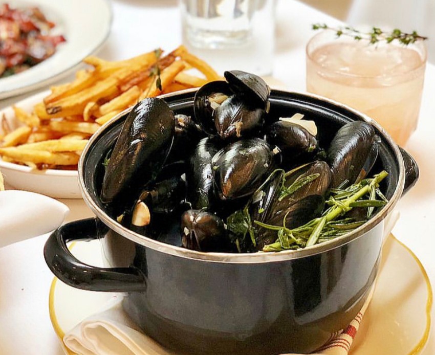 ChezBillySud's tweet photo. A bowl of mussels, crispy fries, and a bottle of white wine. Sounds like the perfect evening to us 💕
Reservations are available now through @OpenTable!
#supportgeorgetown https://t.co/VZTO6jYGDF