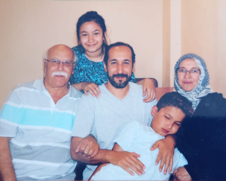 cezaeviihlalia's tweet photo. Hakan Dağdeviren 11
Annesi babası tutuklu olan Hakan yaşadıklarının üzüntüsüyle lösemi oldu. Annesine 6 yıl Babasına 19 yıl ceza verildi. Dedesi de cezası onaylanırsa cezaevine gidecek. Bir çocuğun hayatını da perişan etmeyin!! Annesini tahliye edin. https://t.co/HdVwaF72sR