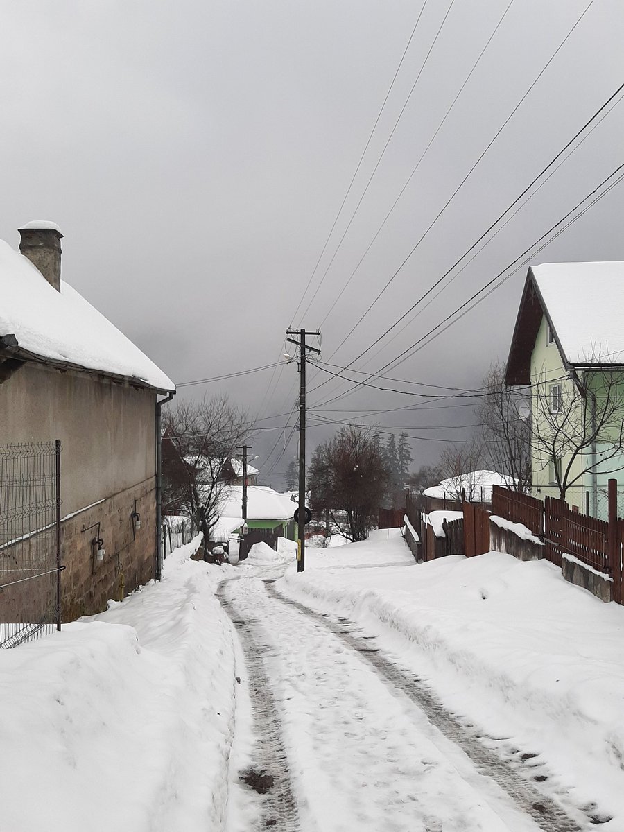 Some impressions of Băile Tuşnad, which has a small artificial lake in the middle of town. It's famous for its mineral water and many spas. Especially away from the main road it's a cute town with lots of gorgeous houses.