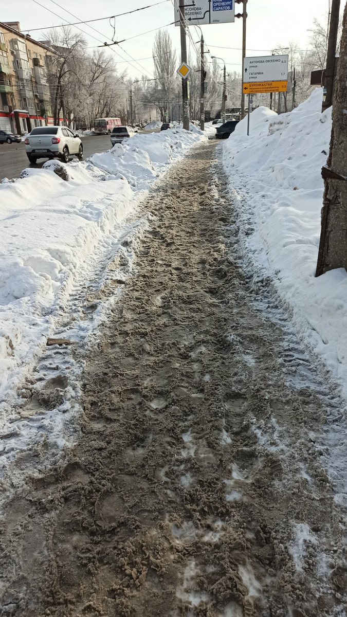 I_Grabovskii's tweet photo. @D_Azaroff @E_Lapushkina @SamMobilePriem @samara_in Пожалуйста очистите тротуары на подходах к остановке Автовокзал Центральный, людям ходить невозможно, все ноги переломаешь пока дойдёшь до остановки https://t.co/5W6GLitzGf