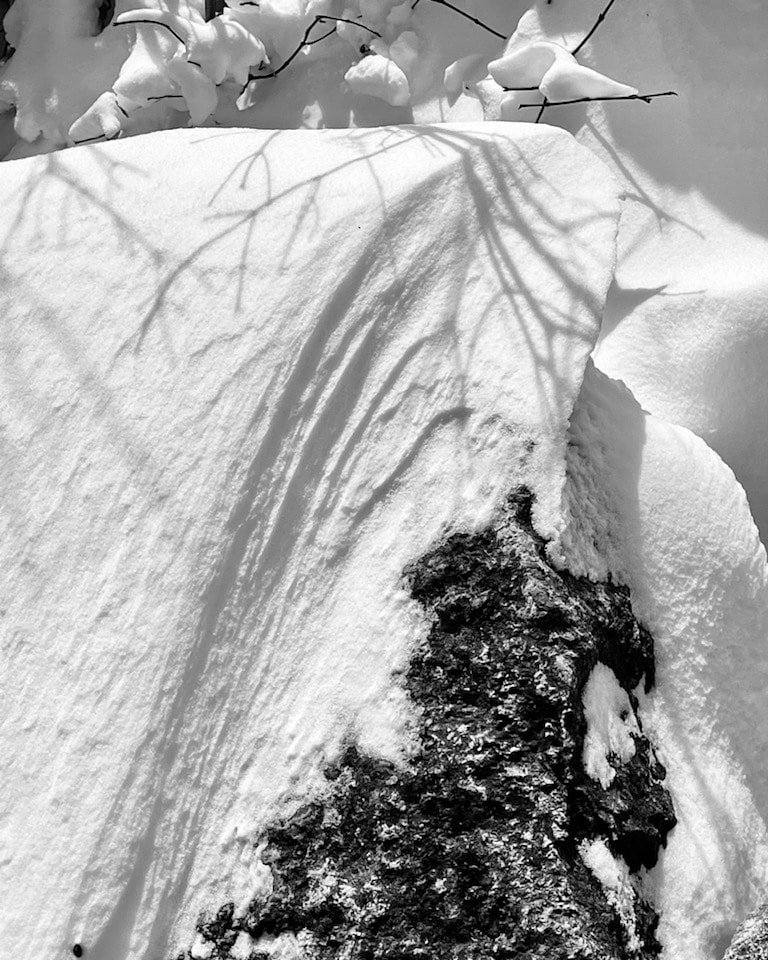 Piroska_Bata's tweet photo. Happy Weekend! Sunlight creates #Soft to harsh, #delicate to geometric #patterns, #imagine if #light can create such a variety of patterns, then imagine with all the #frequencies of electromagnetic spectrum what is possible. 
#happyweekend #patternsoflight #nature #snow #winter https://t.co/k8fWj4Lgvv