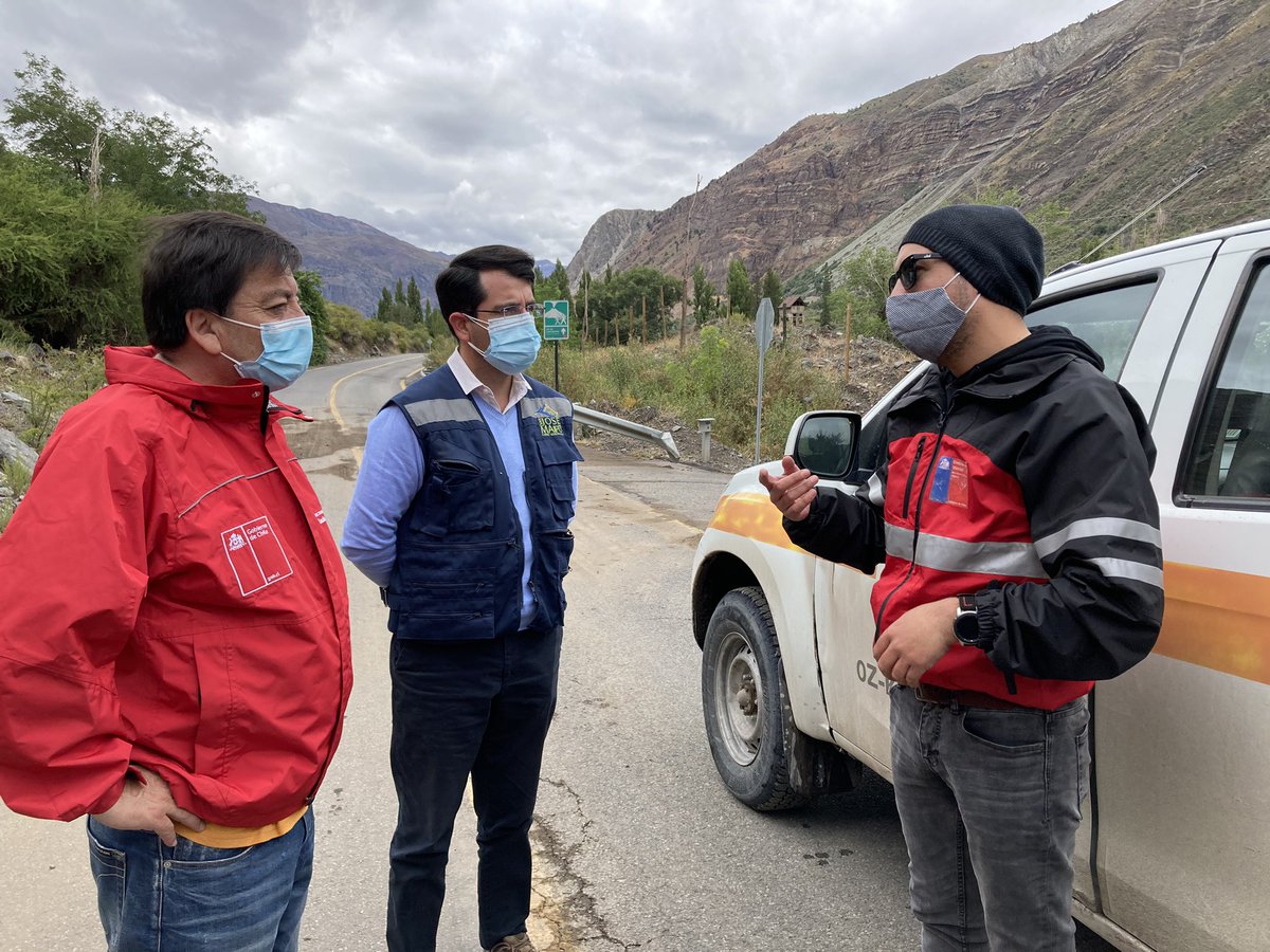 MuniSJdeMaipo's tweet photo. HACE POCOS momentos atrás el @alcaldepezoa y el Director Nacional DOH se entrevistan con el Director Provincial de Vialidad para verificar los trabajos de despeje de la Ruta G-25 en razón de restablecer la conexión vial con poblados de Baños Morales y Lo Valdés. https://t.co/yn5zPVzfdt