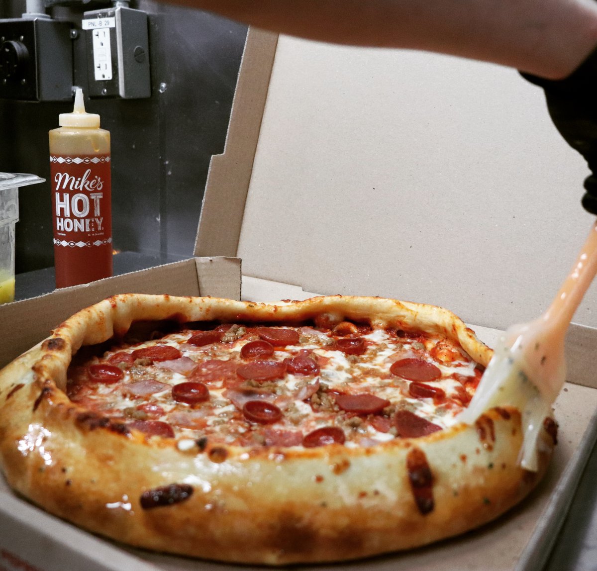 SaucedTexas's tweet photo. Texas Crust with @mikeshothoney is really something special. #forrealdough https://t.co/YKsgY7o628