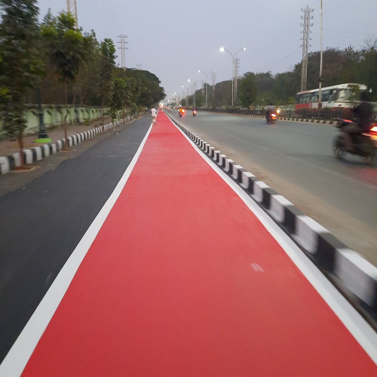 tukartheek's tweet photo. Love this #cycling track on #Warangal highway. @Collector_WGLU @MC_GWMC please make sure the authorities keep it as it is without encroachments by roadside businesses. @KTRTRS @DayakarRao2019 #srixdiaries #innovatewarangal https://t.co/Vs8fLF1BCf