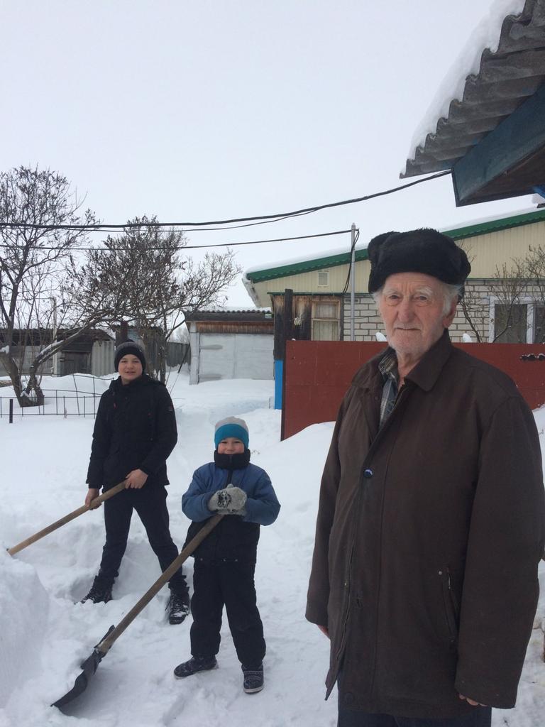 xAfkvYQ1cOlTC8N's tweet photo. В с. Нижнепечерское живет ветеран ВОВ Сидоров Андрей Фёдорович, ему 91 год, живёт один. Учащиеся ГБОУ СОШ №1 с. Обшаровка Комаровы Роман и Егор давно ему помогают: покупают продукты, носят воду, убирают в доме. В "Добрую субботу" мальчишки почистили двор от снега. #ДобраяСуббота https://t.co/PTp8NU3rWd