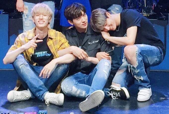 Here’s Sungjin, who doesn’t like skinship very much, sandwiched between Parkian