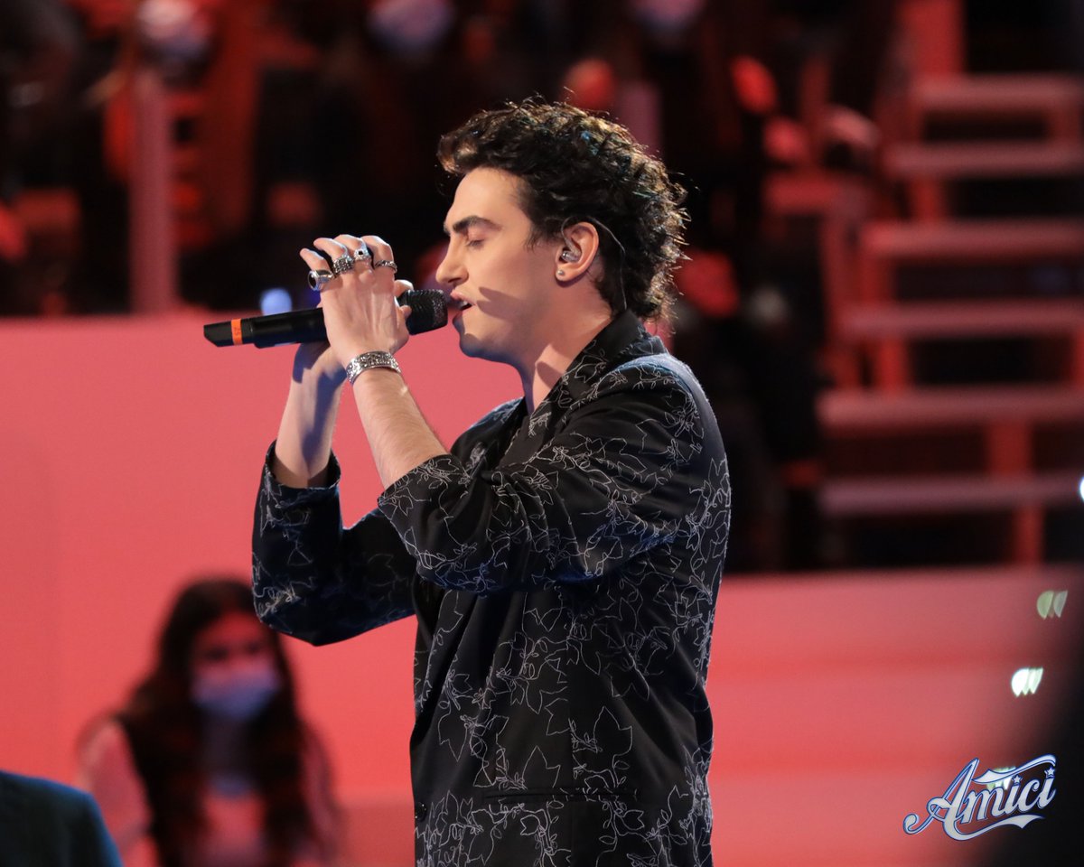 AmiciUfficiale's tweet photo. Michele Bravi con la sua "Mantieni il bacio" ci sta regalando un momento di pura emozione! PELLE D'OCA 🤩✨ #Amici20 @michele_bravi https://t.co/Zg3swOQf0R