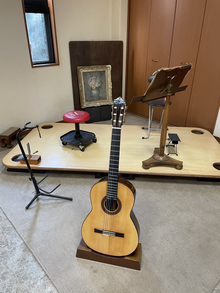 kuguitar1's tweet photo. 野辺ギター工房さんに修理をお願いしていたmyギターが帰ってきました。表板のひびのリペアとラッカー→セラックニスに塗り直し。音も好みの音に変わってとても嬉しいです😊
#野辺ギター　#野辺ギター工房
#クラシックギター https://t.co/pn5czIH5C1