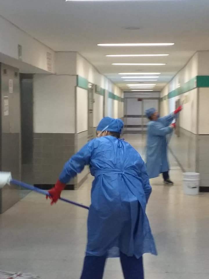 v_vallekana's tweet photo. Se agradece y un montón, a aquellas que no son médicos, ni enfermeras, pero que hacen una gran labor de higiene y limpieza. En un hospital,todo es un gran engranaje, y ellas son esenciales.
Por ellas 👏👏👏👏👏👏👏👏👏👏👏 https://t.co/St9PmoMtU5
