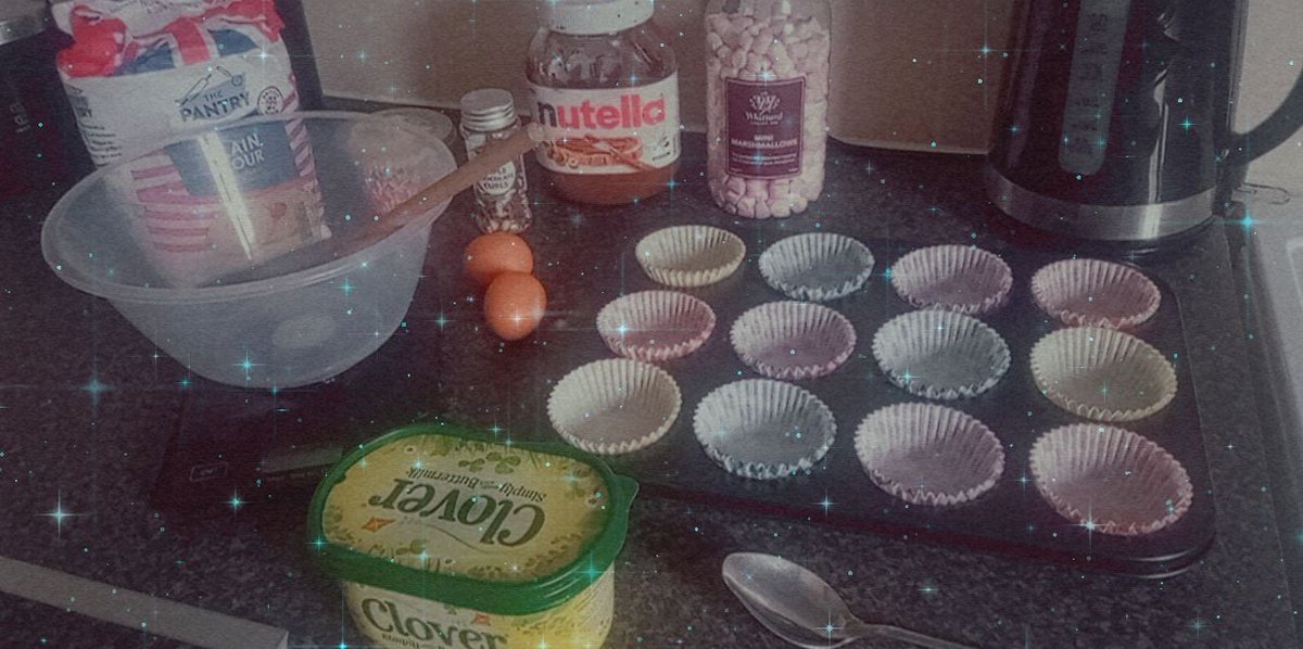 Joanne8793's tweet photo. Baked cupcakes with my little Rory today๐ง๐ง #smelldelicious #marshmellows #whiteandchocsprinkles #nutella #smarties ๐โค๏ธ๐ Rory mixed all the ingredients together and decorated them ๐คฉ @HockneyFoxhill https://t.co/URxugKwx7t