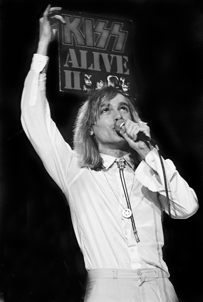 Happy birthday Robin Zander! Get your KISS records out today!    