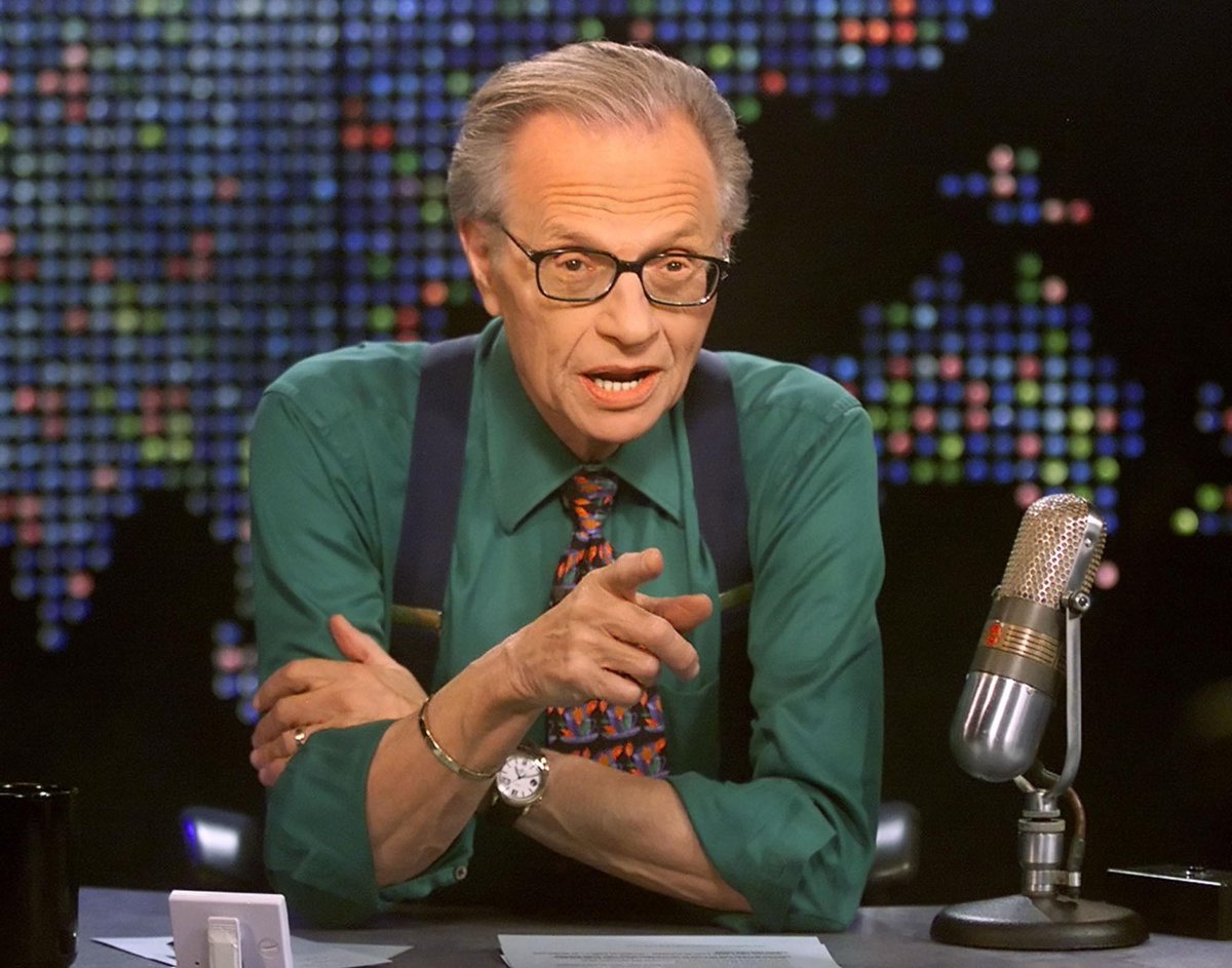 marcamoly's tweet photo. Larry King è morto. Il conduttore, vera e propria leggenda americana aveva 87 anni. L'annuncio è stato dato dal suo profilo Twitter ufficiale. Dal suo famosissimo tali show sono passate tutte le più grandi star americane.

https://t.co/BVrNzm8mqW https://t.co/U94fCkwq1V