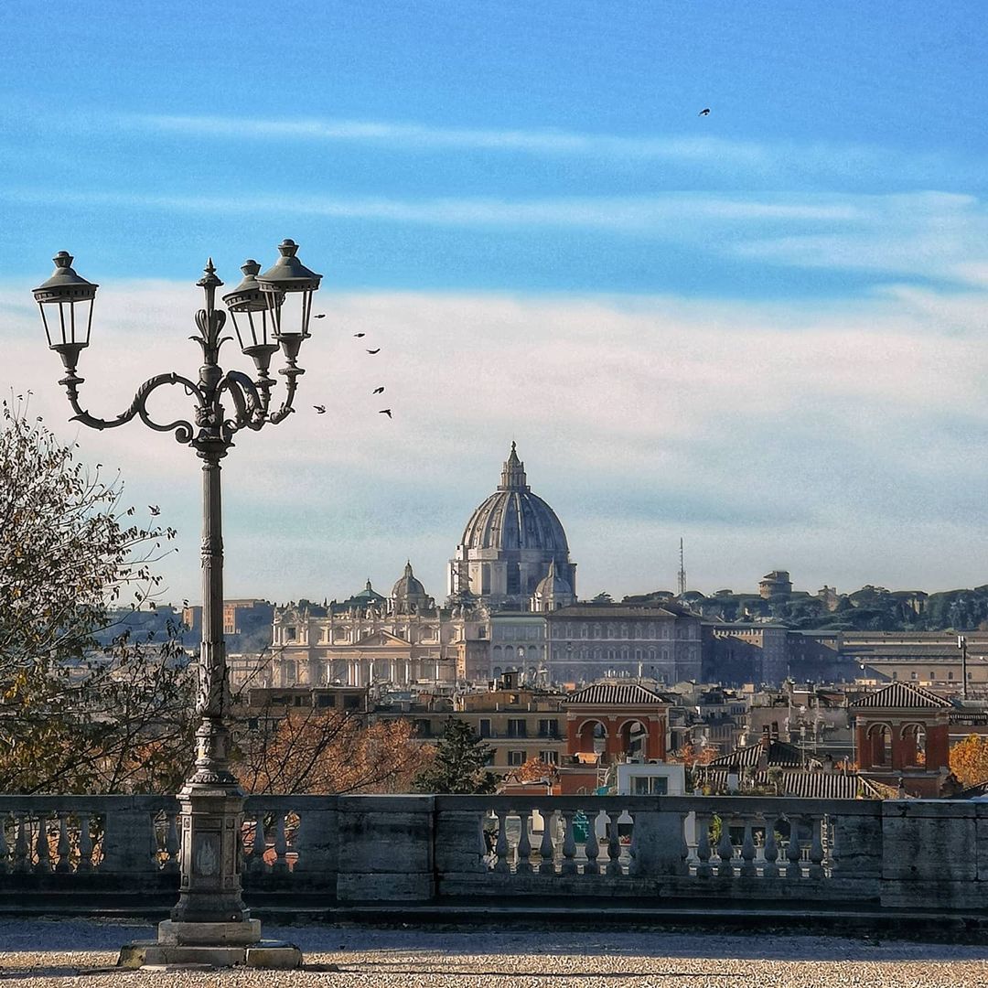 Turismo Roma a Twitter: "The Pincio promenade, with its spectacular  viewpoint, has always been the favorite place for Romans and tourists to  spend romantic moments, take pictures, admire sunsets and enjoy a
