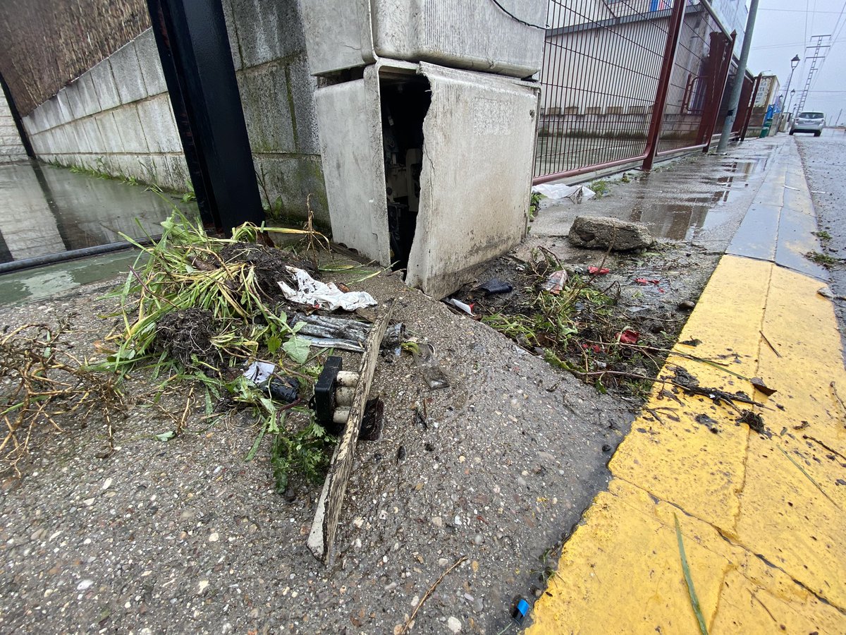ShowlandGroup's tweet photo. Este es el servicio técnico de @iberdrola @TuIberdrola que vienen a hacer una reparación al vecino y nos rompen nuestro mueble eléctrico... https://t.co/iyU8OdmGAO
