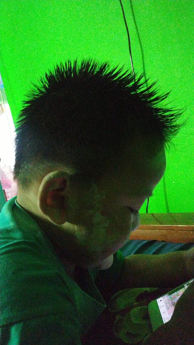 Itu rambut di kasih pomade ? 
Nggak di kasih air aja