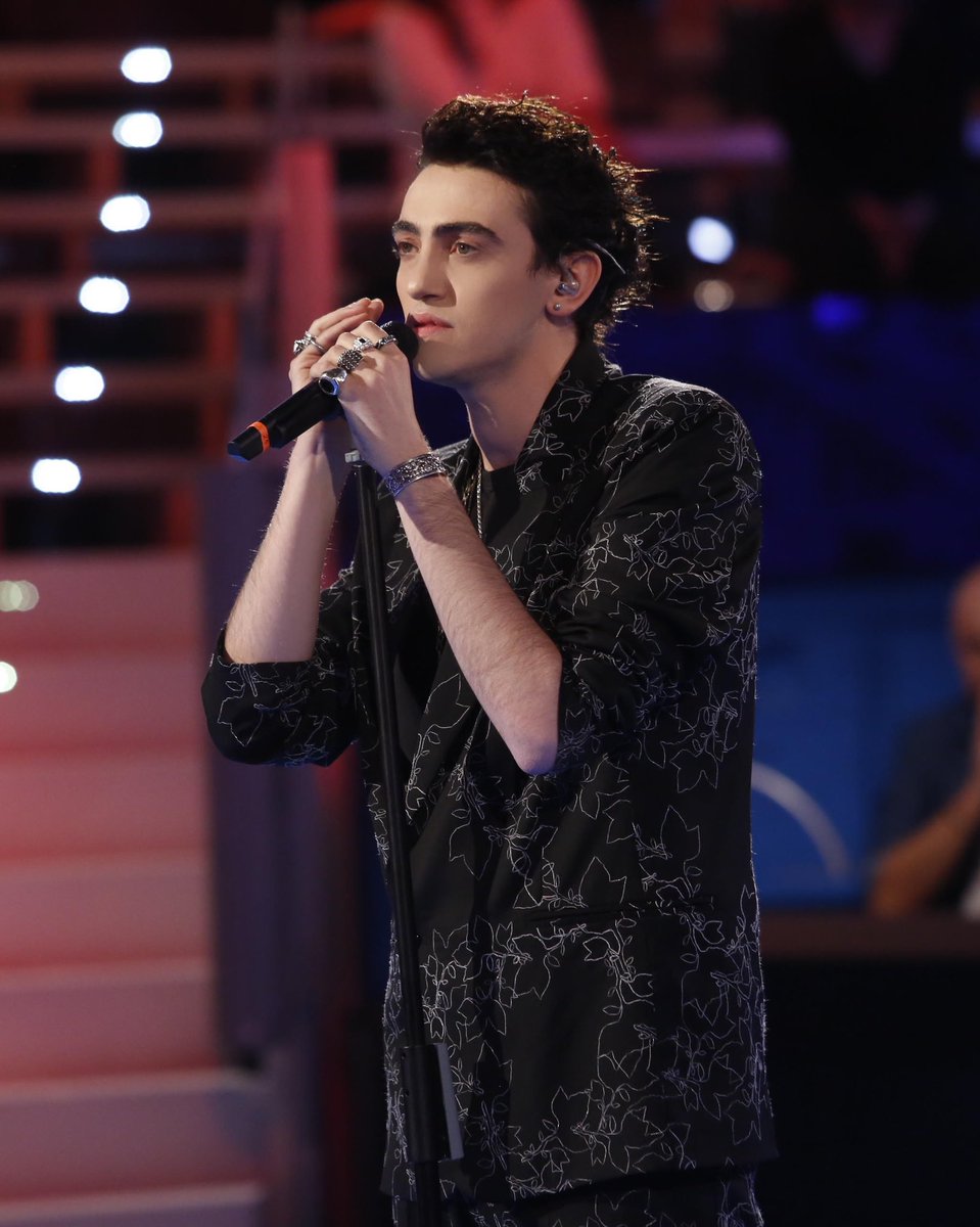 michele_bravi's tweet image. Tanto grato per il privilegio di potermi esibire in un momento così incerto per il nostro mondo dello spettacolo.
Grazie Maria e grazie a tutta la meravigliosa squadra di @AmiciUfficiale per questo regalo.
Finalmente “Mantieni il bacio” dal vivo.