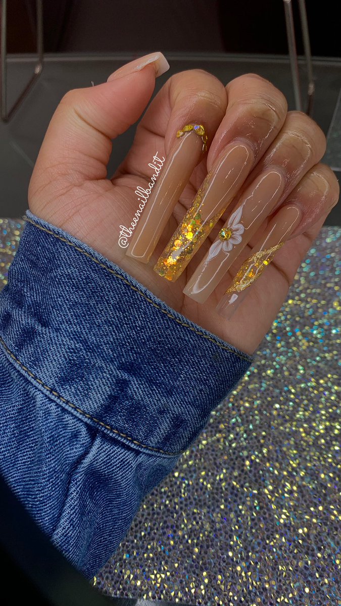 _jaaalaaa's tweet photo. Ugh😍😍 these are already my favorite set this year #nailart  Follow me on instagram @theenailbandit https://t.co/iibZCUJ9aU