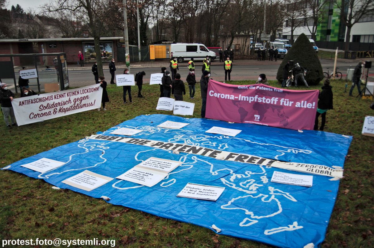 pro_foto_suedHE's tweet photo. Etwa 70 Menschen versammelten sich heute in #Mainz vor #BioNTech und forderten unter anderem eine Global gerechte Verteilung des #Corona-#Impfsoff. 

Fotos gibt es hier: https://t.co/09OoAko9Jy

#gebtdiepatentefrei 
#ZeroCovid https://t.co/j5QvOzaSSt