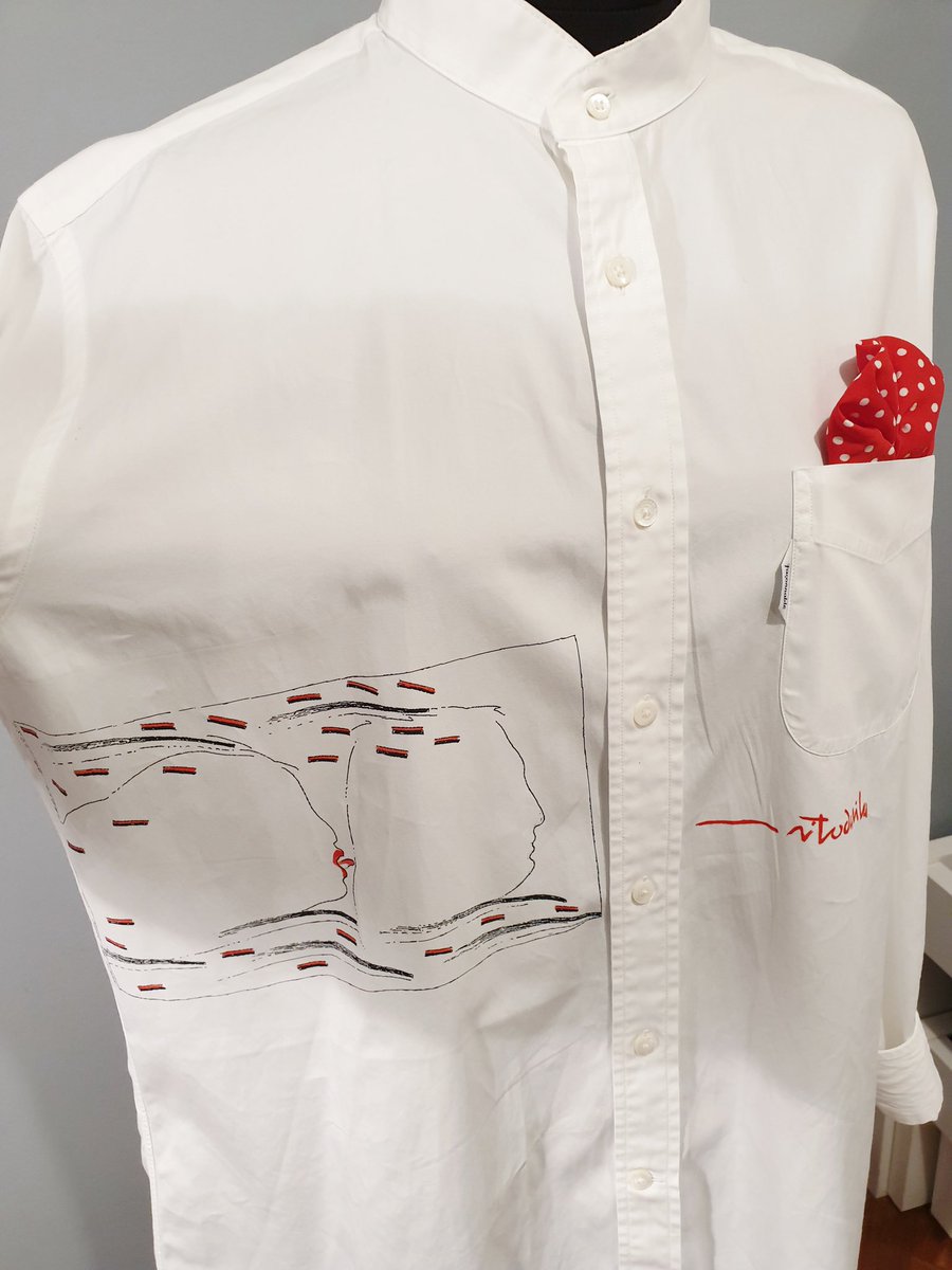 49_razones's tweet photo. Obra: “La mañana del día siguiente”
Artista: Nito Da Vila
Fotógrafa: Cris Rodríguez
#49razones #49Razóns 
Esa camisa tuya que se ponen encima para ir a desayunar esa mañana...
Hasta mañana 24 de enero Casa Museo Casares Quiroga de A #Coruña
#sostenibilidad #ConsumoConsciente https://t.co/CVx8DHunh9