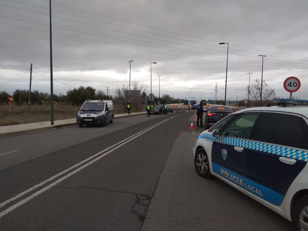 Seguimos con los controles perimetrales, recuerda solo puedes salir de #Puertollano por causa justificada.
Medidas reforzadas #NIVELIII
#CierrePerimetral
#EsteVirusLoParamosUnidos