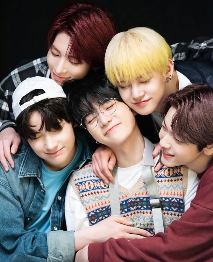 5/5

#TOMORROW_X_TOGETHER_rb

#rolband