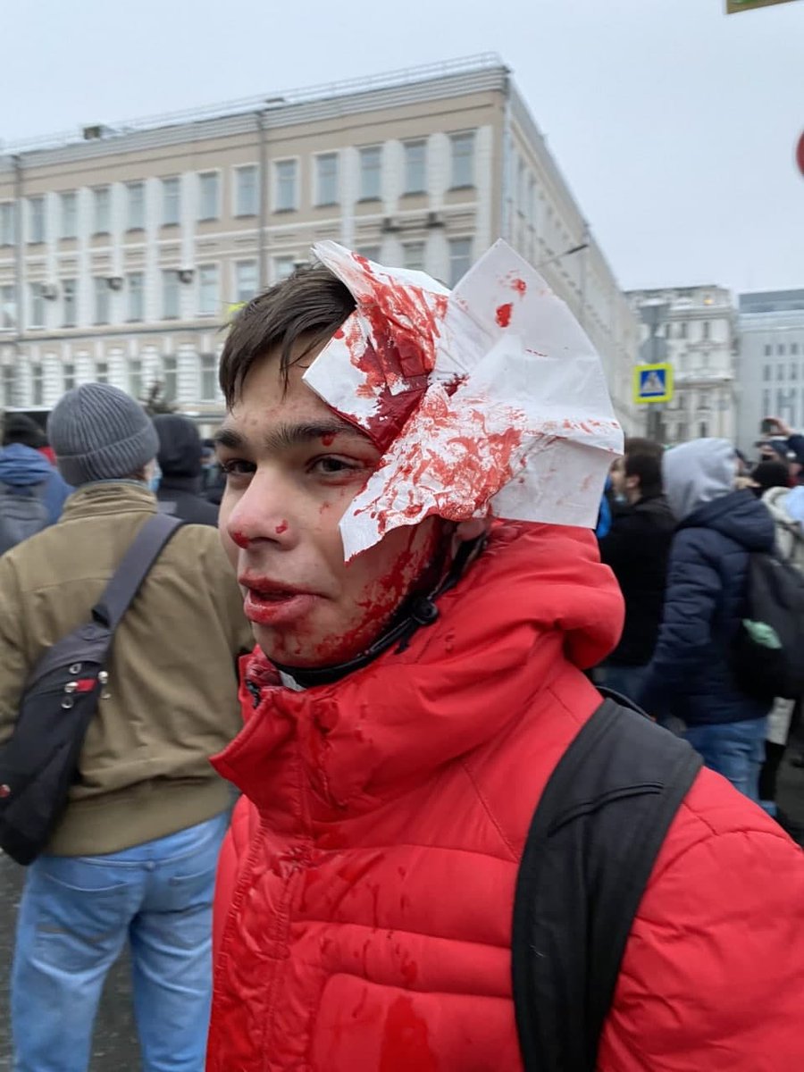  #Russia : protesters in  #Moscow are being beaten by riot police.  #23январяЗаСвободу