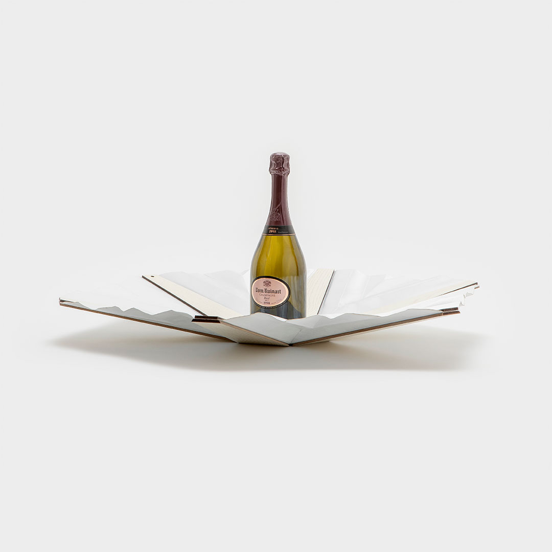 Un étui se déploie comme une corolle de fleur autour de la bouteille de champagne pour permettre de recevoir les flûtes. Design Anaïs Grimeau, lauréate concours design 2015. #champagne